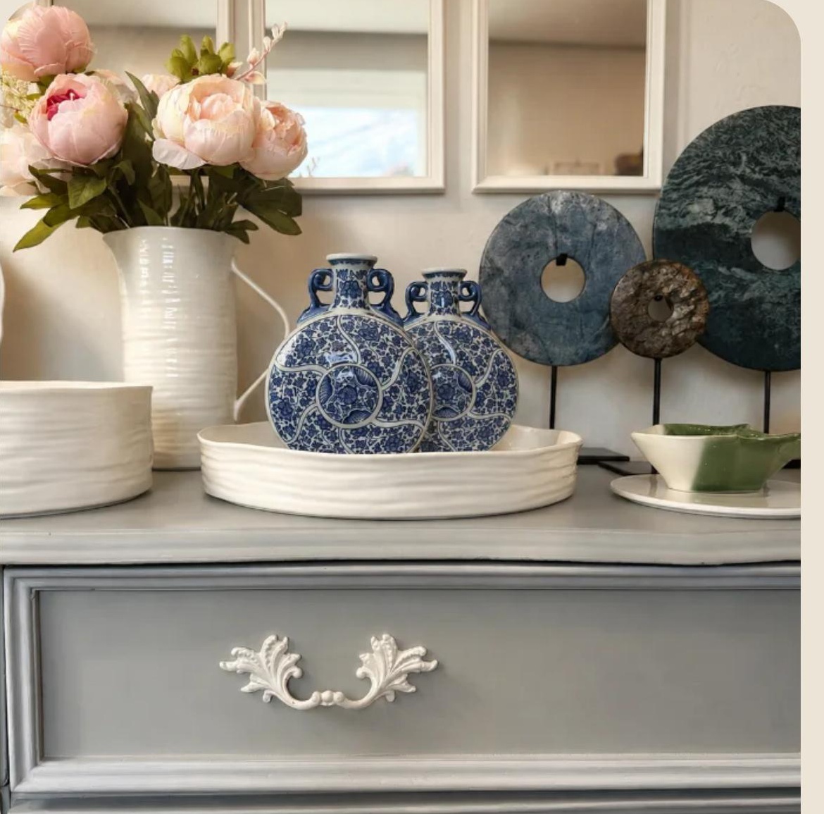 Piezas de porcelana azul, piedra y flores reunidas en el atelier VIVIAMA